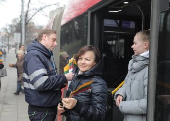 Vasario 16-oji pasitiko ir viešajame transporte – keleiviams dovanojo vėliavėles