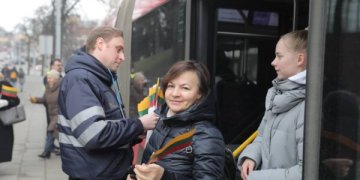 Vasario 16-oji pasitiko ir viešajame transporte – keleiviams dovanojo vėliavėles