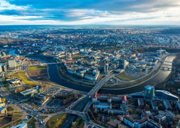Labiausiai savo gyvenamuoju rajonu yra patenkinti Senamiestyje, Žirmūnuose ir Naujamiestyje įsikūrę vilniečiai, o daugiausiai pastabų gyvenamajai aplinkai turi Šeškinės, Pilaitės bei Vilkpėdės gyventojai.