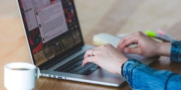 Socialiniuose tinkluose knibžda prisipažįstančių meilėje sukčių