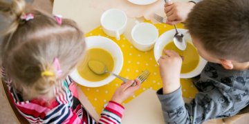 Sergant vaikui, už maistą darželiuose mokėti nebereiks nuo pirmos dienos