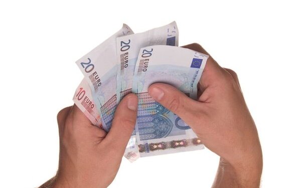 Studentai nedarbo išmokos vyresni nei 45 metų subsidijas ir paramą