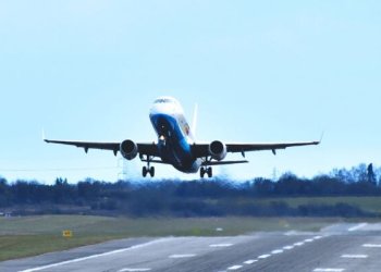 Vilniaus oro uoste medikai pasitinka keleivį su užkrečiama liga