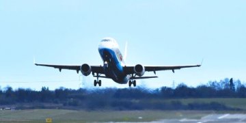 Vilniaus oro uoste medikai pasitinka keleivį su užkrečiama liga