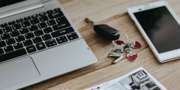 Lietuviai vis dažniau automobilius savo vardu registruoja neišėję iš namų