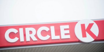 medikai bei specialiųjų tarnybų darbuotojai visose „Circle K Lietuvos" degalinėse iki kovo pabaigos kavą ir kitus karštus gėrimus galės gerti nemokamai.