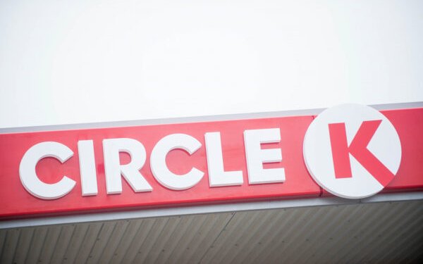 medikai bei specialiųjų tarnybų darbuotojai visose „Circle K Lietuvos" degalinėse iki kovo pabaigos kavą ir kitus karštus gėrimus galės gerti nemokamai.