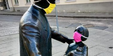 Skulptūra su kauke – gydytojui, metusiam iššūkį epidemijoms