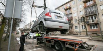 Gatves valyti trukdantys automobiliai sostinėje bus nutempiami priverstinai