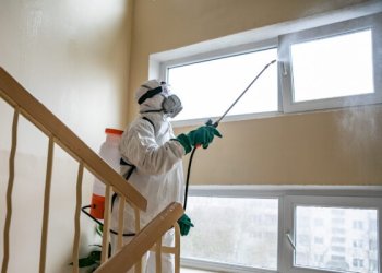 dezinfekuos susirgusiųjų COVID-19 gyvenamųjų namų laiptines