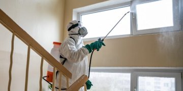 dezinfekuos susirgusiųjų COVID-19 gyvenamųjų namų laiptines