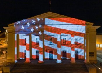 Ant Rotušės sušvito JAV vėliava