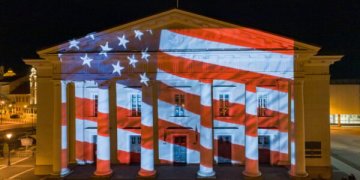 Ant Rotušės sušvito JAV vėliava