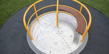 Judėjimo negalią turintiems vaikams Vilniuje – 23 vaikų žaidimo aikštelės