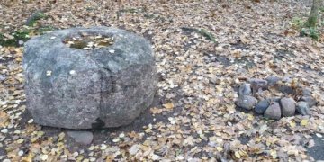 Lūžų akmenyje ryškios skilimo žymės, 2019 m. Gražutės regioninio parko nuotrauka