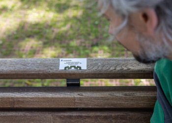 Vilnius siūlo vardinius suolelius – pirmąjį papuošė lentelė sergantiems išsėtine skleroze