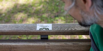 Vilnius siūlo vardinius suolelius – pirmąjį papuošė lentelė sergantiems išsėtine skleroze