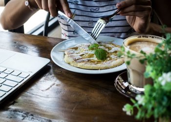 Viduje veikiančios kavinės galės neriboti srautų, bet bus privalu išlaikyti atstumus