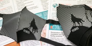 Vilnius padovanojo 2000 daugkartinių veido kaukių vienišiems senjorams