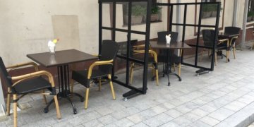 sienelės-pertvaros lauko kavinėse