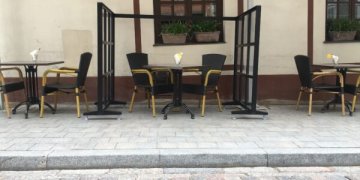 Sienelės-pertvaros lauko kavinėse