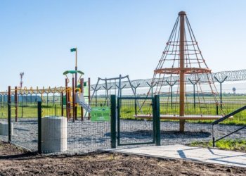 Vilniaus oro uosto lėktuvų stebėjimo aikštelė tampa patogesne šeimoms: įrengta žaidimų aikštelė vaikams