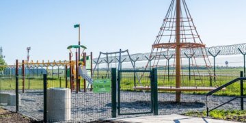 Vilniaus oro uosto lėktuvų stebėjimo aikštelė tampa patogesne šeimoms: įrengta žaidimų aikštelė vaikams