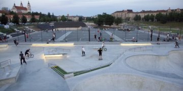 Baltojo tilto aikštyne – baigiamieji darbai prieš naują sporto erdvės startą