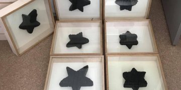 Meno dirbiniai surasti kieme