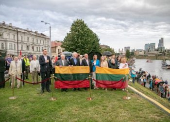 Neries krantinėse Vilniuje – tūkstančiai vėliavų ir „Tautiška giesmė”
