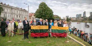 Neries krantinėse Vilniuje – tūkstančiai vėliavų ir „Tautiška giesmė”