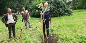 Vingio parke – ąžuoliukai visiems, prisidėjusiems prie kovos su koronavirusu