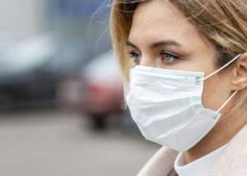 Kaukės vėl bus privalomos viešajame transporte, parduotuvėse ir paslaugų teikimo vietose