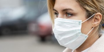 Kaukės vėl bus privalomos viešajame transporte, parduotuvėse ir paslaugų teikimo vietose