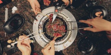 Vasarą atidžiau žiūrėkite, ką dedate į burną: mažos bakterijos gali sukelti didelių nemalonumų