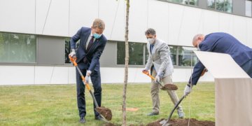 Vilniuje Uhano gydytojui L. Wenliangui ir Lietuvos medikams pasodintas ypatingas ginkmedis