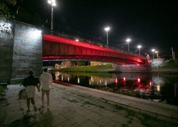 Vilnius palaiko dėl demokratijos kovojančius baltarusius: tautinės vėliavos spalvomis apšvietė keturis tiltus