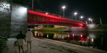 Vilnius palaiko dėl demokratijos kovojančius baltarusius: tautinės vėliavos spalvomis apšvietė keturis tiltus