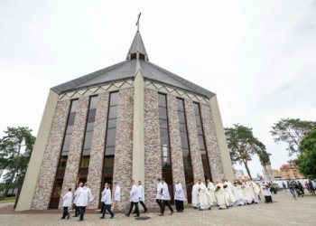 Grigiškėse pašventinta bažnyčia – aplinkui kuriasi naujas traukos centras