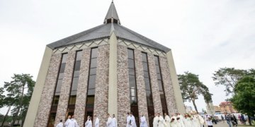 Grigiškėse pašventinta bažnyčia – aplinkui kuriasi naujas traukos centras