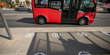 Vilnius keleivių saugumui stotelėse specialiai žymi vietas – primenama laikytis atstumo