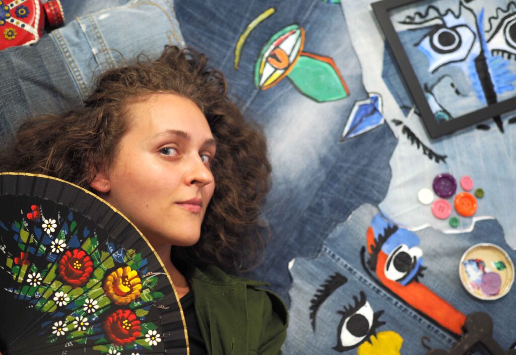 Pablo Picaso įkvėpti vilniečiai tapė džinsinius atvirukus