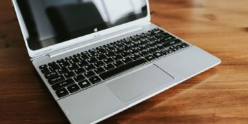 Užklijuotos įrenginių kameros: paranoja ar puiki apsaugos priemonė?