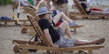 Vilnius vėl nebe kurortas: bus išardytas paplūdimys Lukiškių aikštėje