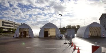 Nuo šiandienos greitaisiais testais pradedami tirti švietimo įstaigų darbuotojai