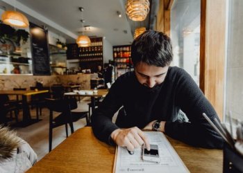 Nebelieka privalomo kaukių dėvėjimo restoranuose ar baruose sėdintiems žmonėms