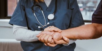 Apklausa rodo, kad gyventojai kyšius medikams duoda vis rečiau