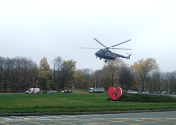Santariškių eismo žiede sraigtasparnis nusileido su itin svarbiu kroviniu – atskraidino donoro širdį