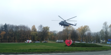 Santariškių eismo žiede sraigtasparnis nusileido su itin svarbiu kroviniu – atskraidino donoro širdį