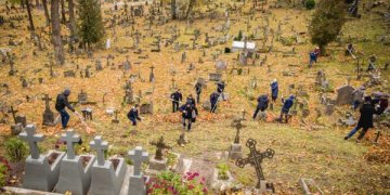 ,,Visuomeninė Rasų kapinių draugija”, šiemet švenčianti trisdešimties metų jubiliejų, kviečia  prisijungti prie rudeninių akcijų